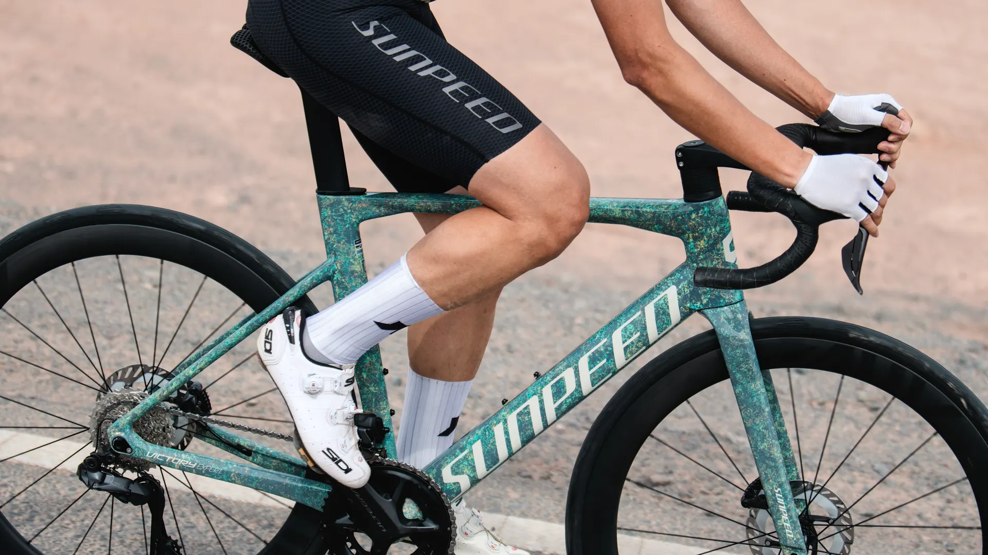Detalle del equipamiento Sunpeed: guantes, zapatillas y kit de ciclismo en ruta