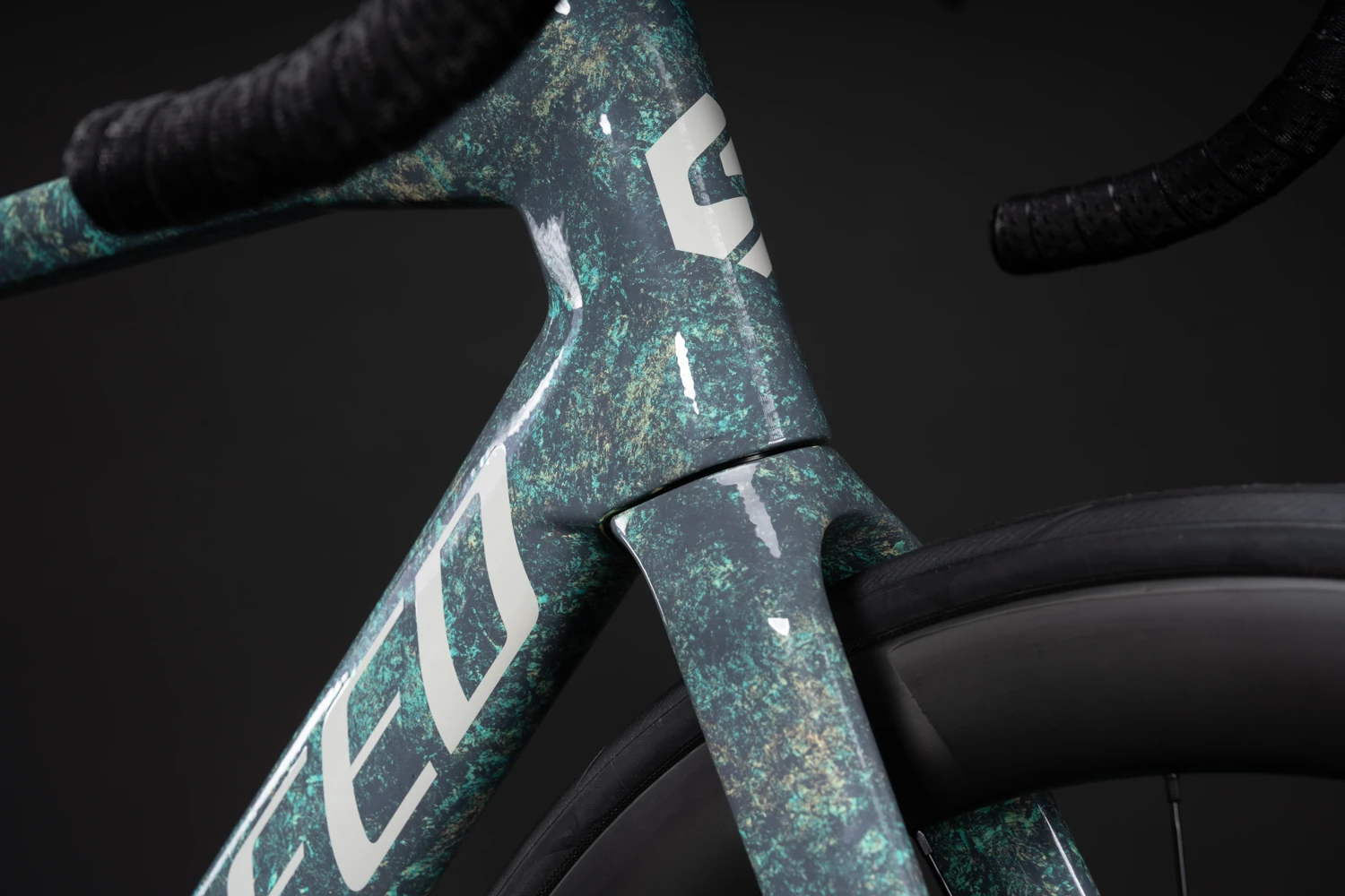 Cockpit integrado ANV con palancas Shimano 105